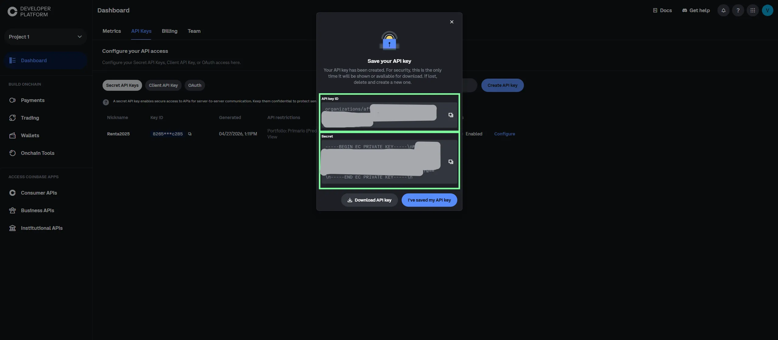 Paso 3 API Coinbase: Modal Save your API key mostrando los dos campos a copiar (API key ID que empieza por organizations y el Secret en formato BEGIN EC PRIVATE KEY) con los botones Download API key y I have saved my API key